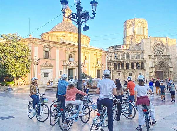 VISITAR VALENCIA EN BICICLETA - Rent a Bike Valencia alquilar una bicicleta en valencia VISITA VALENCIA plaza la virgen