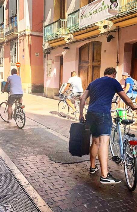 ALQUILER DE BICICLETAS EN VALENCIA - Rent a Bike Valencia paseo centro de valencia alquilando una bicicleta